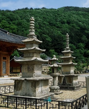 장흥 보림사 남·북 삼층석탑 및 석등 전경