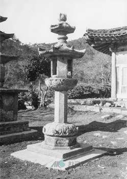 장흥 보림사 남·북 삼층석탑 및 석등 중 석등 측면