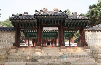 서울 육상궁, 연호궁 앞 삼문 정면