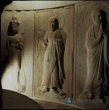 경주 석굴암 석굴 중 십대제자 라훌라, 아나율과 관음보살