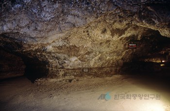 제주 한림 용암동굴지대 협재굴 내부 및 돌기둥