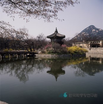 서울 경복궁 향원정 좌측 전경