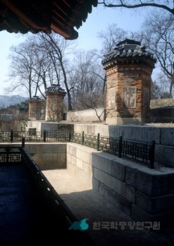 서울 경복궁 아미산 굴뚝 좌측면
