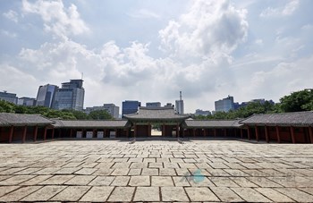 서울 경희궁지 중 숭정전에서 바라본 숭정문 전경