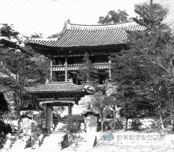 서울 창덕궁 후원 주합루와 어수문