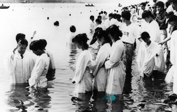 물 속에서 거행하는 침례식 / 침례교