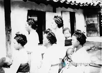 평안북도 강동군 지역 여인들의 머리 모습