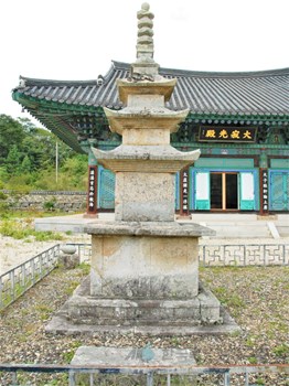 장흥 보림사 남·북 삼층석탑 및 석등 중 북삼층석탑 정면