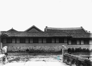 서울 경복궁 중 경회루 남쪽 다리에서 바라본 서쪽 행랑 정면