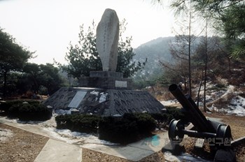 철원 저격능선 전투전적 기념비 전경
