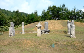 경기도 광주 신흠 묘역 및 신도비 중 신흠 묘역 정측면