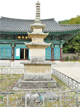 장흥 보림사 남·북 삼층석탑 및 석등 중 남삼층석탑 정면