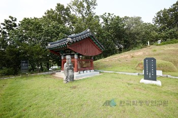 서울 이윤탁 묘와 한글영비 비각