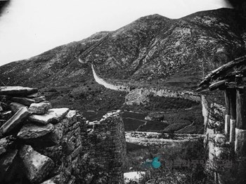 황룡산성 남문 위에서 본 서쪽 성벽