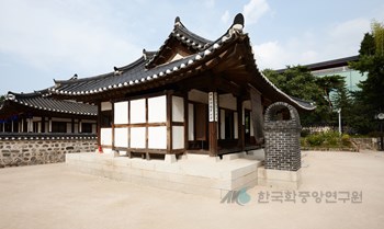 서울 관훈동 민씨 가옥 사랑채 측면과 굴뚝