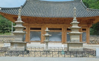 장흥 보림사 남·북 삼층석탑 및 석등 정면