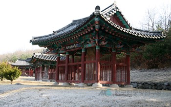 양촌 권근 삼대 묘소 및 신도비 / 익평공 신도비각