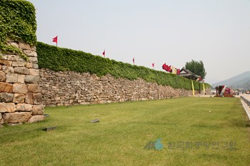 서산 해미읍성 진남문 우측 성벽