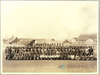 광복군 제3지대 제1대대 남녀혼성원들과 이범석