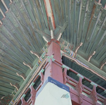서울 경복궁 경회루 누각 기둥과 처마