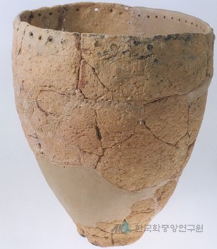 양양 포월리 유적 출토 구멍무늬토기