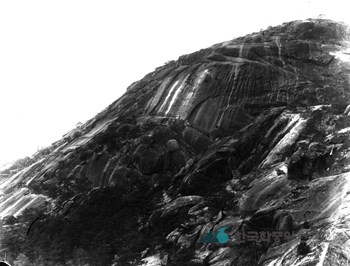 서울 종로 인왕산 암반에 글씨를 새기는 광경
