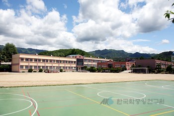 공산중학교
