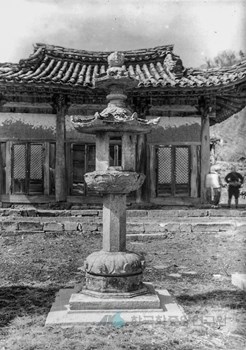 장흥 보림사 남·북 삼층석탑 및 석등 중 석등 정면