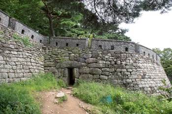 경기도 광주 남한산성 성벽과 암문