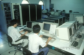 기상통신용 컴퓨터(TANDEM실)