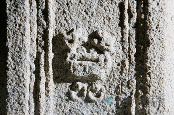 강릉 보현사 낭원대사탑 중 탑신의 문비형 자물쇠