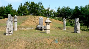 경기도 광주 신흠 묘역 및 신도비 중 신흠 묘역 정측면