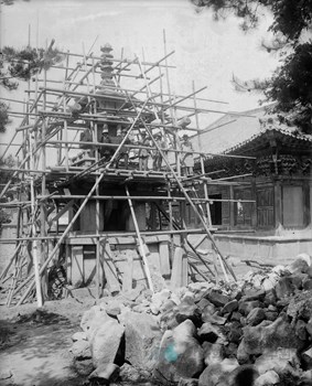 1925년 경주 불국사 다보탑의 보수 모습