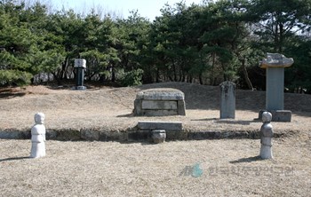 진천 송인 묘소 정면