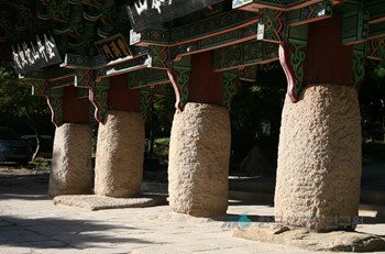 부산 범어사 조계문 기둥