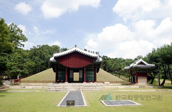 서울 숭인원 정자각과 비각 정면