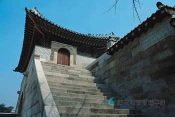 서울 경복궁 중 건춘문 석축 계단 정면