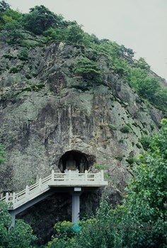 군위 아미타여래삼존 석굴 전경
