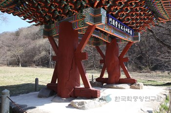 함양 용추사 일주문의 싸리기둥