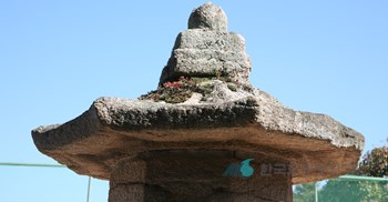 부산 범어사 석등 지붕돌