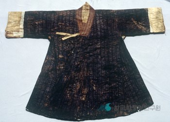 김함의 묘 출토 의복 중 누비직령포